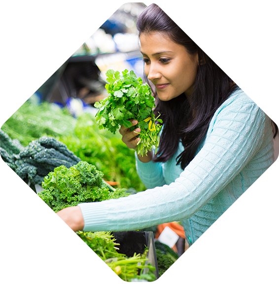 Mercado Mayco Women at grocery store