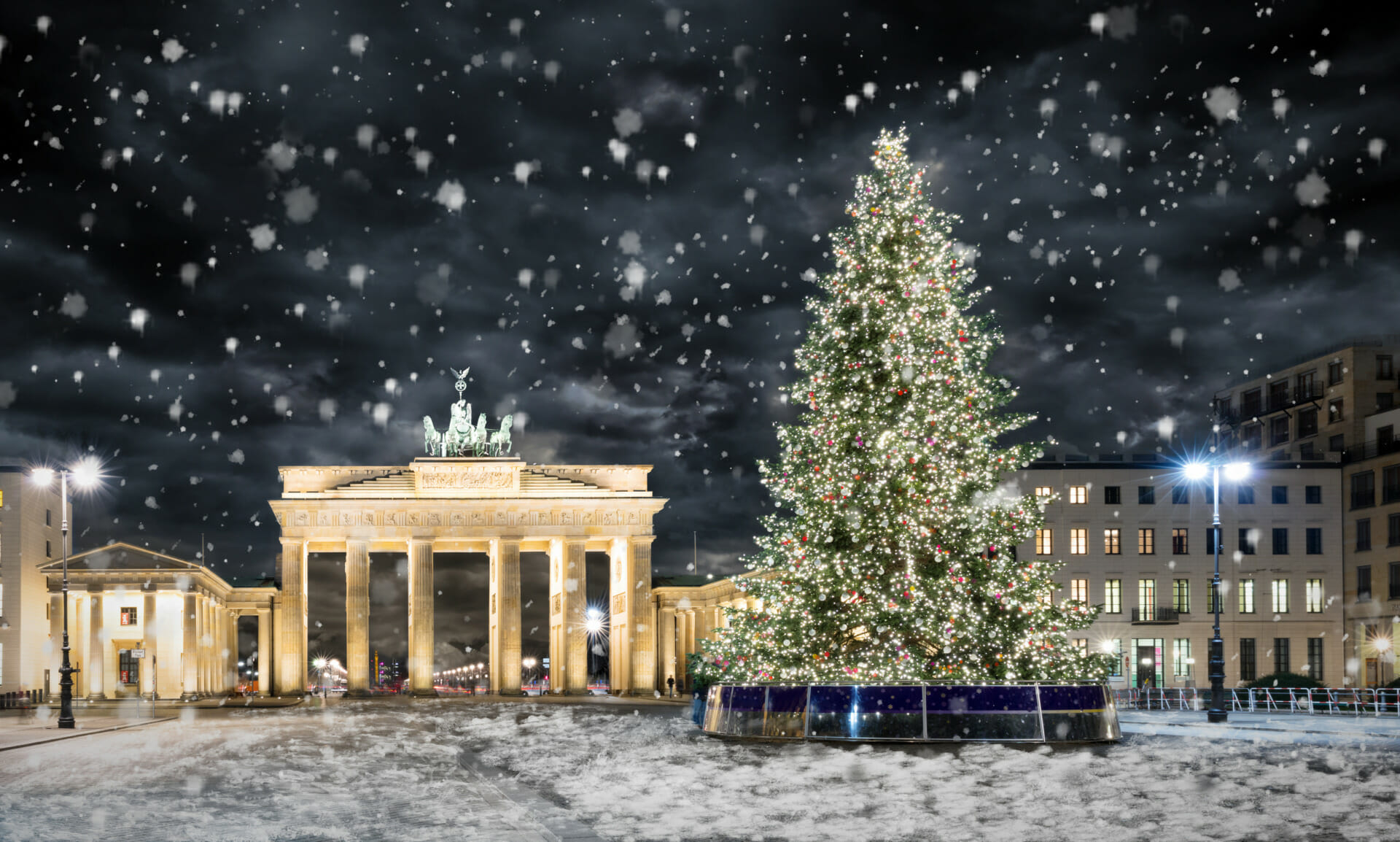 Brandenburger Tor In Berlin Mit Weihnachtsbaum Bei Nacht Und Sch