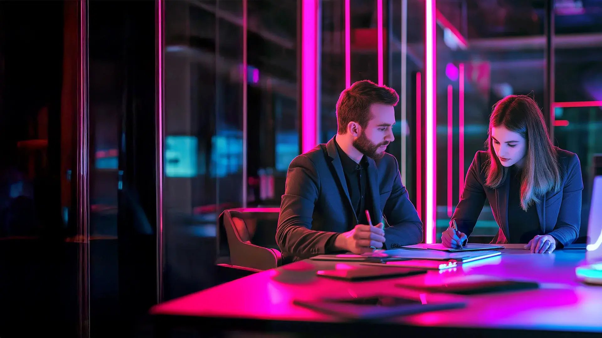 collaborating-in-office-hero-1920x1080