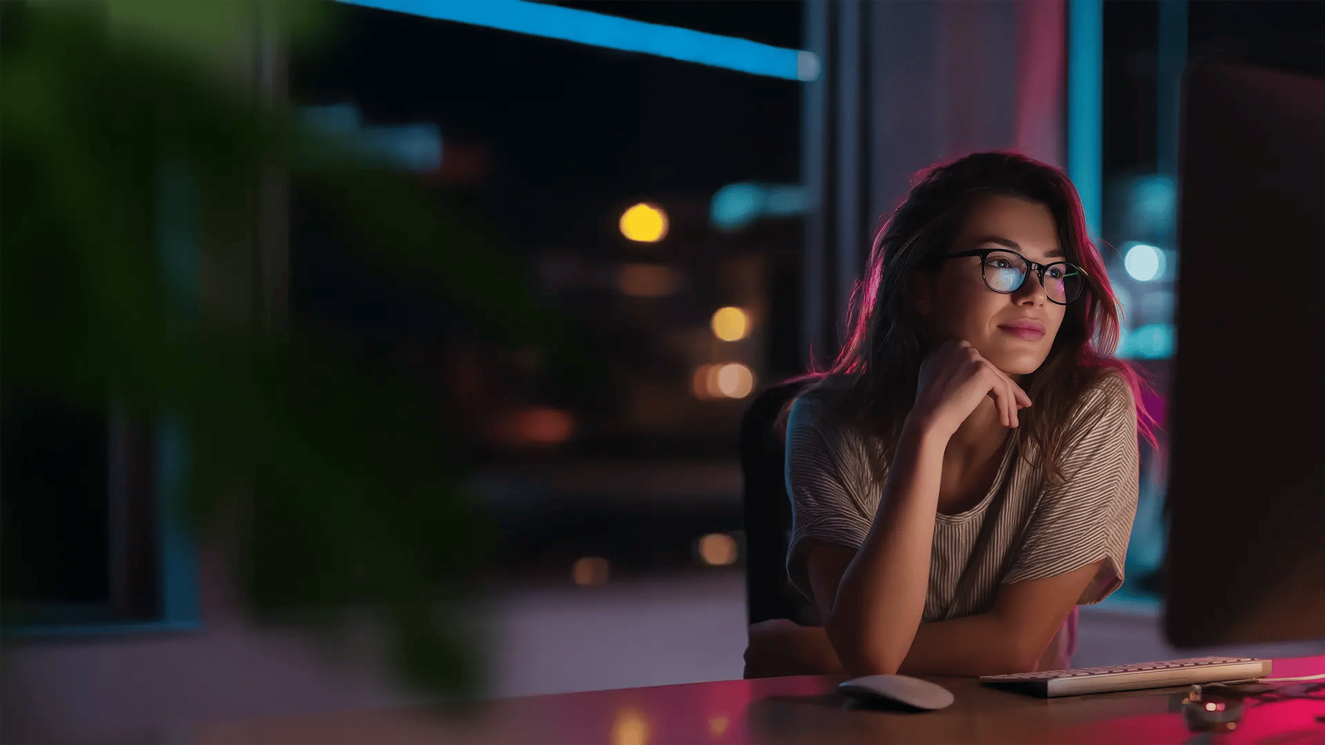 integrations-developer-woman-screen-1920x1080