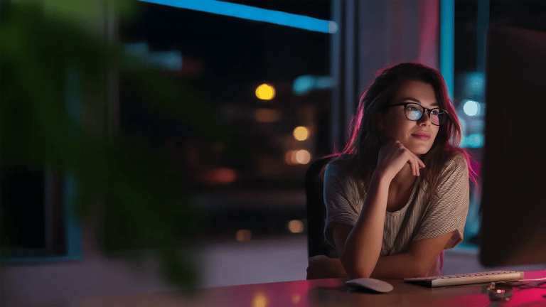 integrations-developer-woman-screen-1920x1080